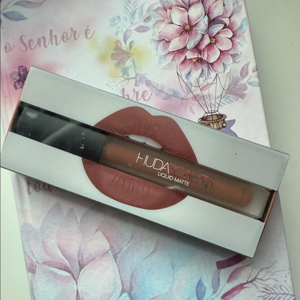 HUDA BEAUTY Liquid Matte Lipstick - girlfriend